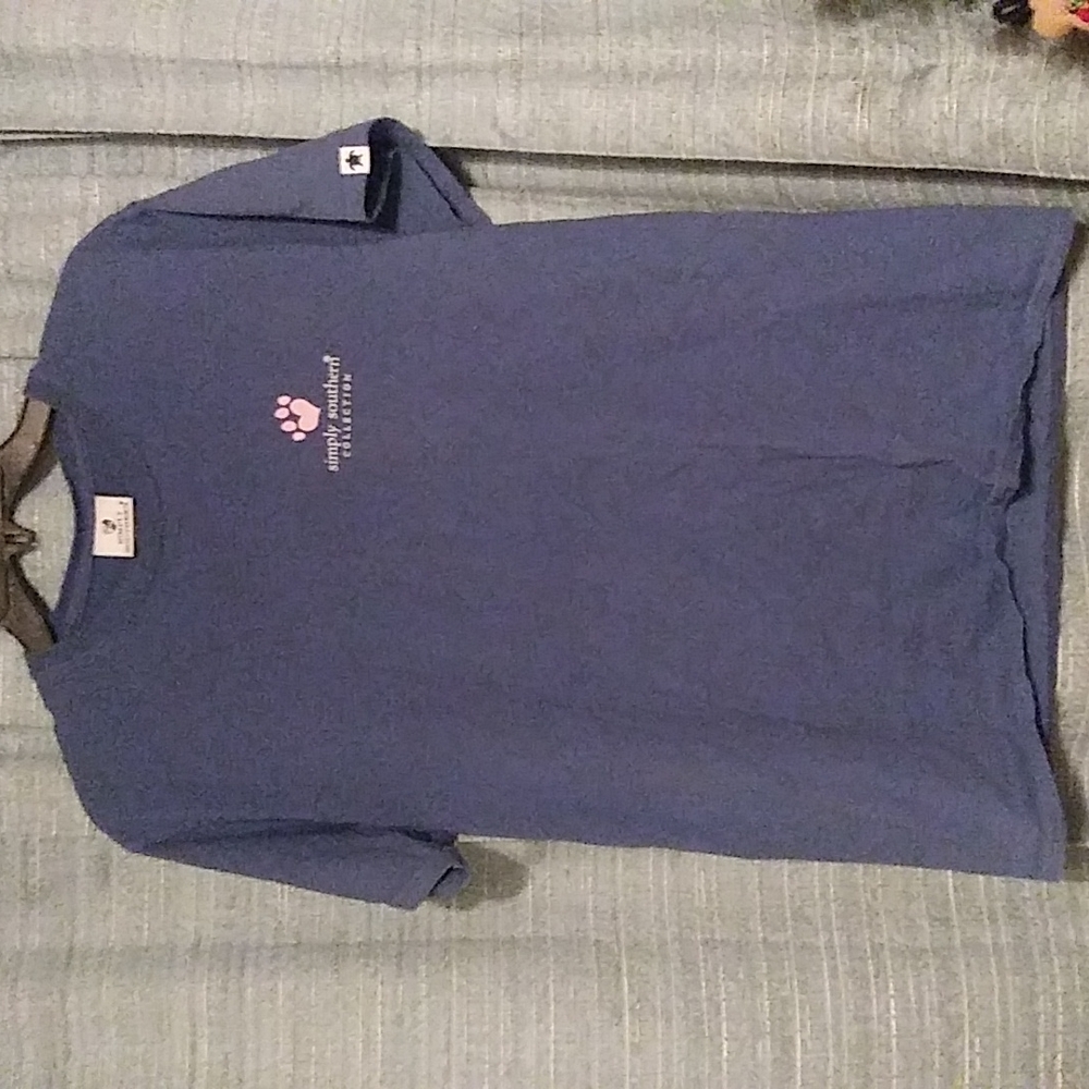 Simply Southern Ladies Fur Mama t-shirt.  Size Medium.   B2